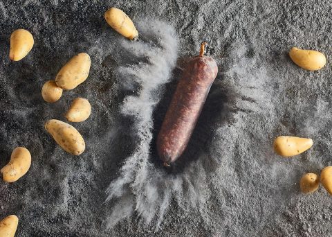 Cherrystone-photographie culinaire lyon - saucisson à cuire lyonnais - pommes de terre - cendres