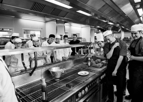 ambiance détendue dans cuisine de lycée hôtelier