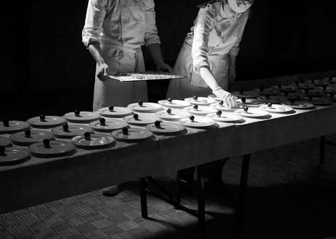 futurs jeunes chef en plein dressage d'assiettes