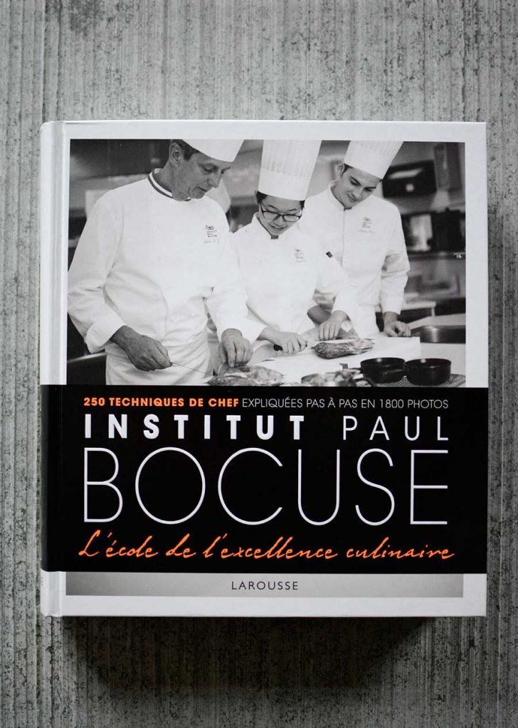 un pavé, le livre "Institut Paul Bocuse, l'école de l'excellence culinaire", photographies Cherrystone