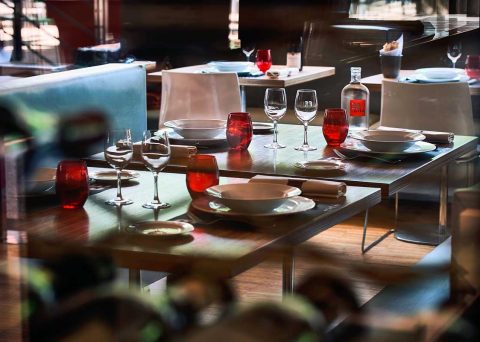 vue à travers une cave à vins vitrée, vaisselle sur table