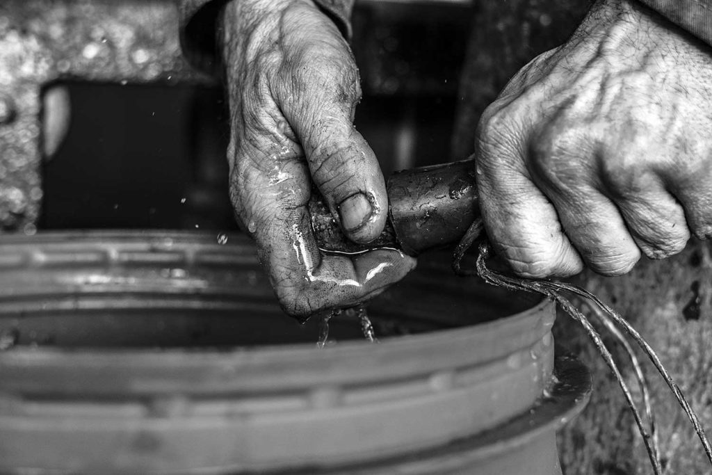 MAIN-BOUILLEUR-CRU-VIE-CHERRYSTONE-PHOTOGRAPHIE-CULINAIRE