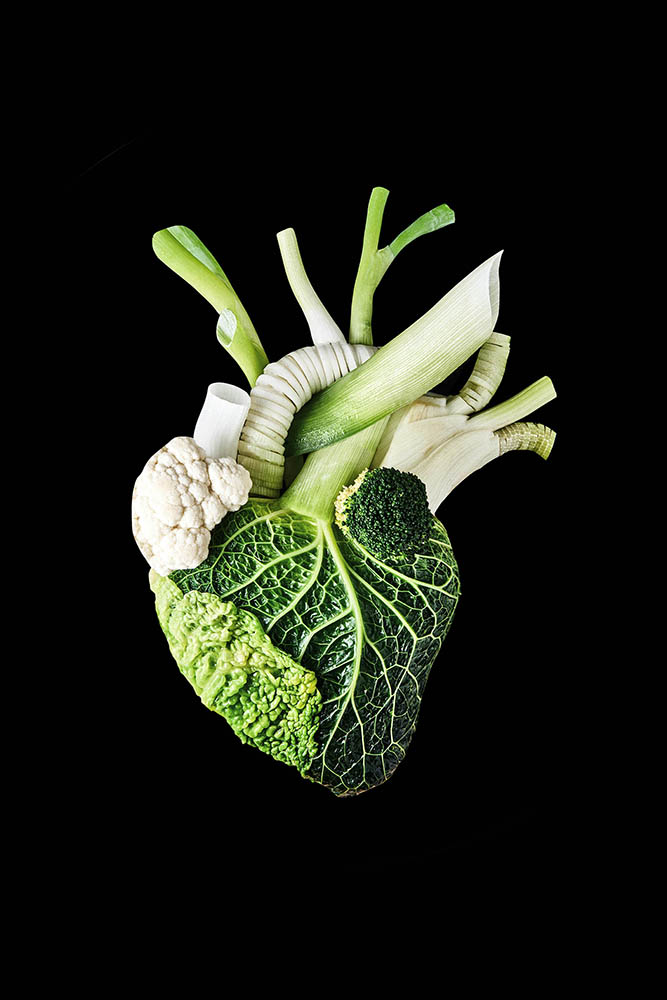 Photo culinaire représentant un cœur formé avec des légumes et des fruits divers façon Arcimboldo