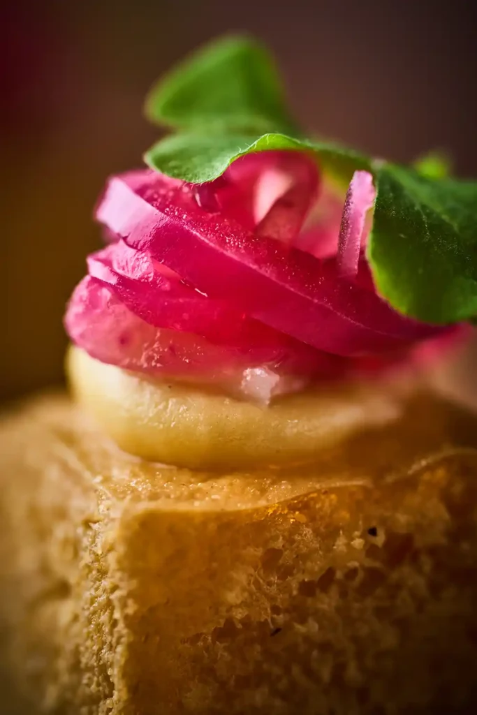 Amuse-bouche gastronomique avec oignon rouge et verdure – macro culinaire signée Jonathan Thevenet à Lyon