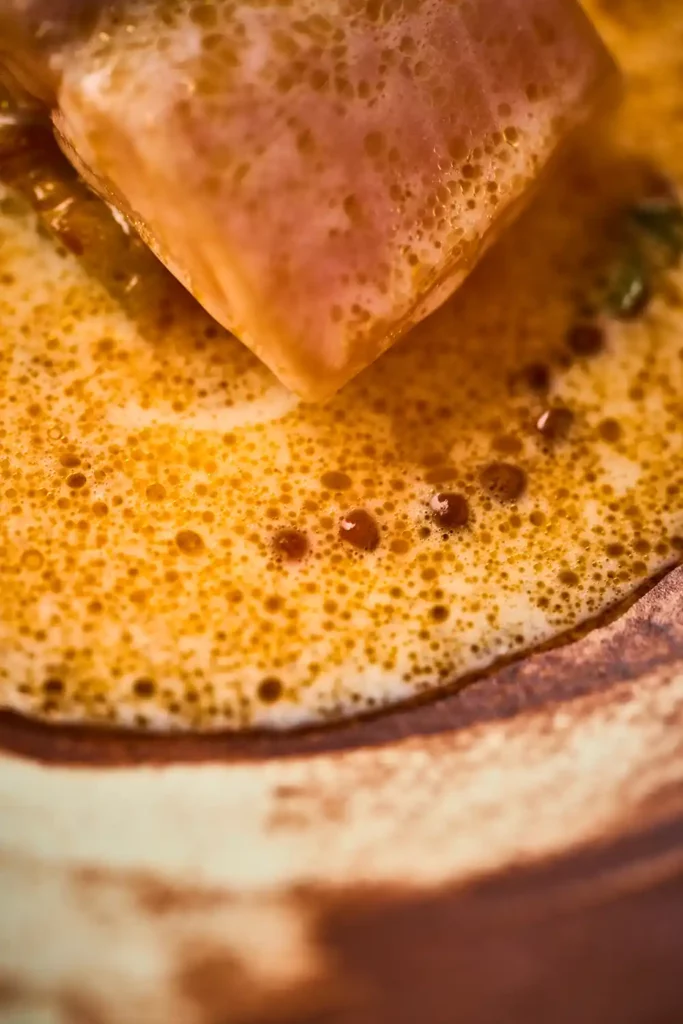 Zoom sur un poisson nappé de sauce mousseuse – détail gastronomique capturé par Jonathan Thevenet, photographe culinaire à Lyon