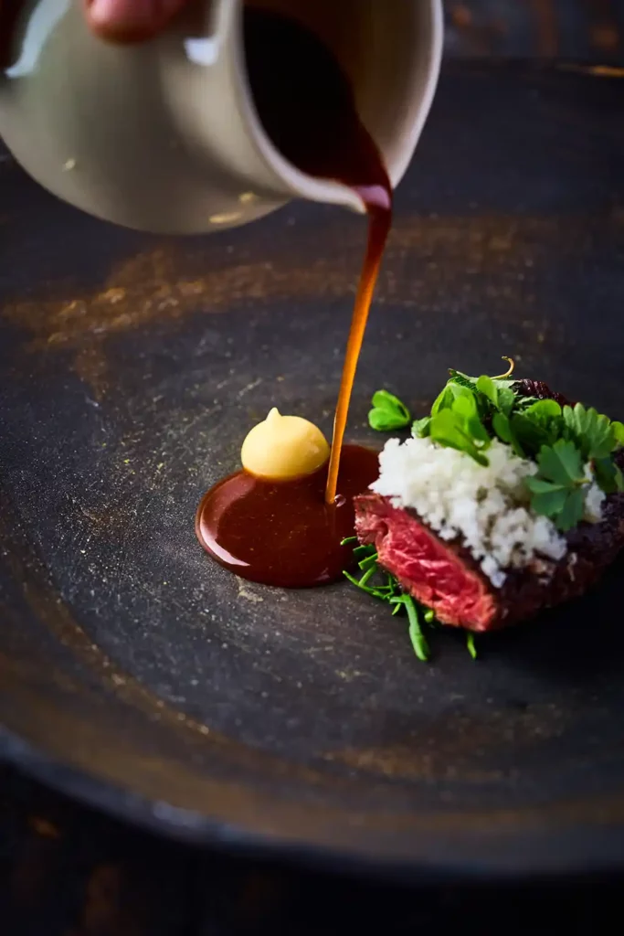 Viande saignante servie avec sauce brune – photographie culinaire gastronomique à Lyon par Jonathan Thevenet