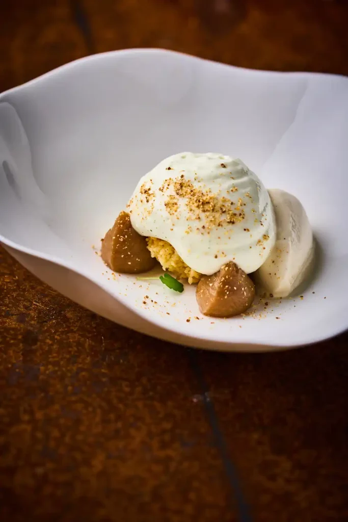 Dessert raffiné à la crème montée, figue et glace – photographie de dessert par Jonathan Thevenet, Lyon