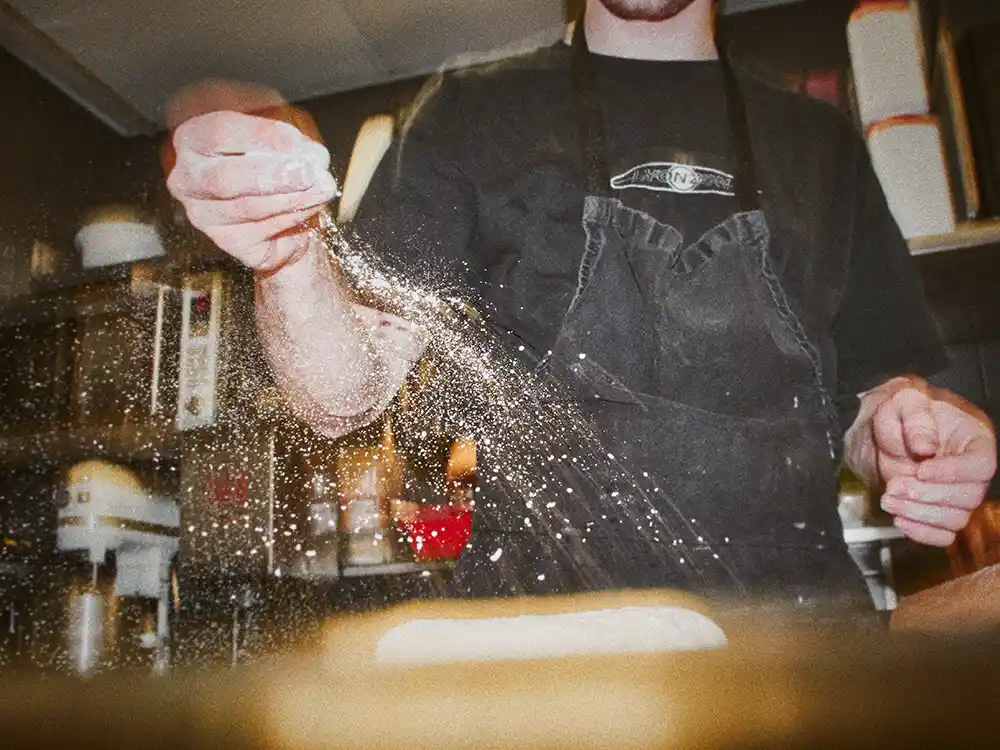 CHERRYSTONE REPORTAGE PHOTO CULINAIRE CIRCLE LYON-5 Liquide rose jaillissant d’un verre ciselé en couleur, photographié par Jonathan THEVENET.