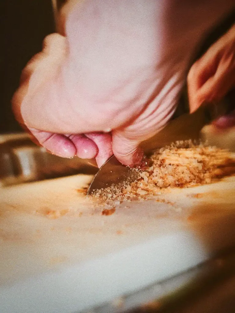 Gros plan sur la découpe d’ingrédients croustillants en cuisine – reportage photo culinaire à Lyon par Jonathan Thevenet