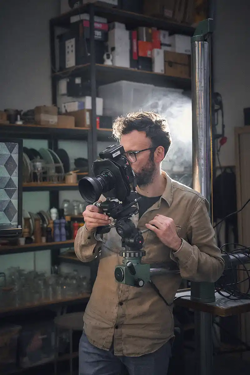 Photographe culinaire Jonathan Thevenet en pleine prise de vue dans son studio professionnel à Lyon, spécialisé en photo et vidéo gastronomiques.