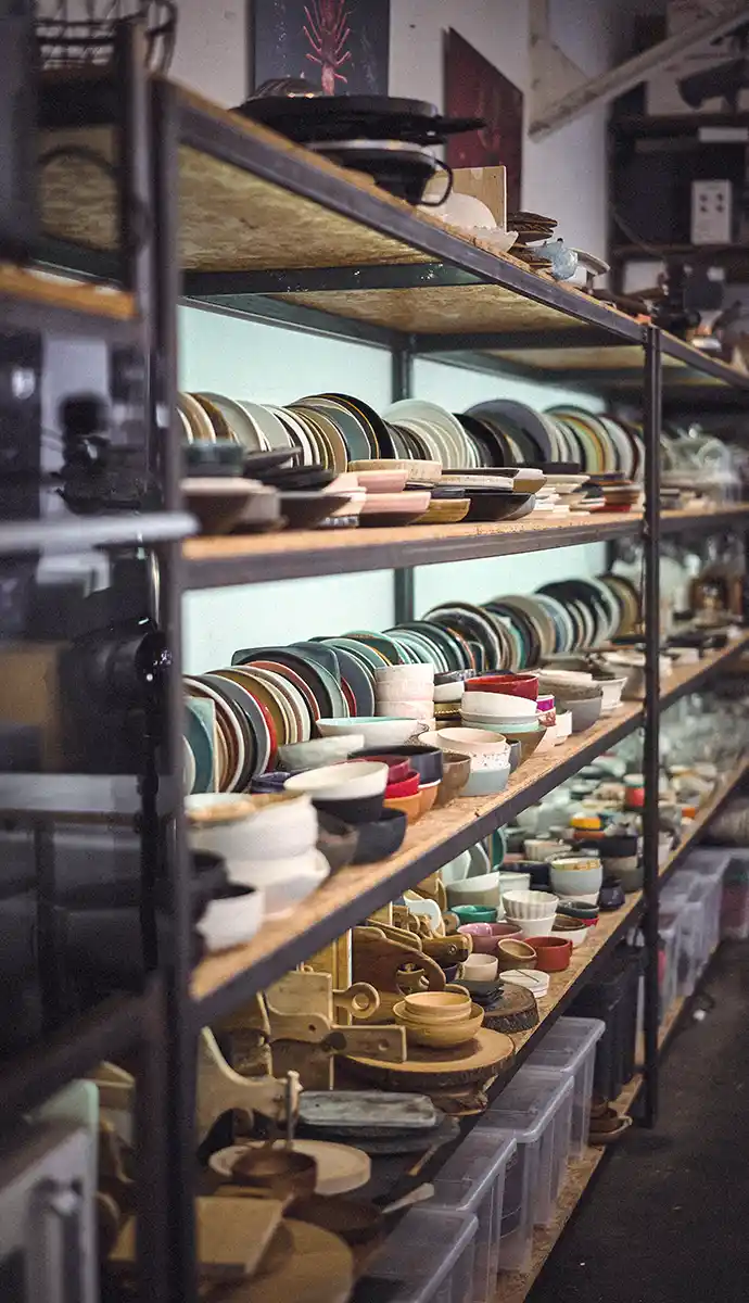 Étagères de vaisselle stylisée au studio photo culinaire Cherrystone à Lyon, utilisées pour le stylisme culinaire professionnel