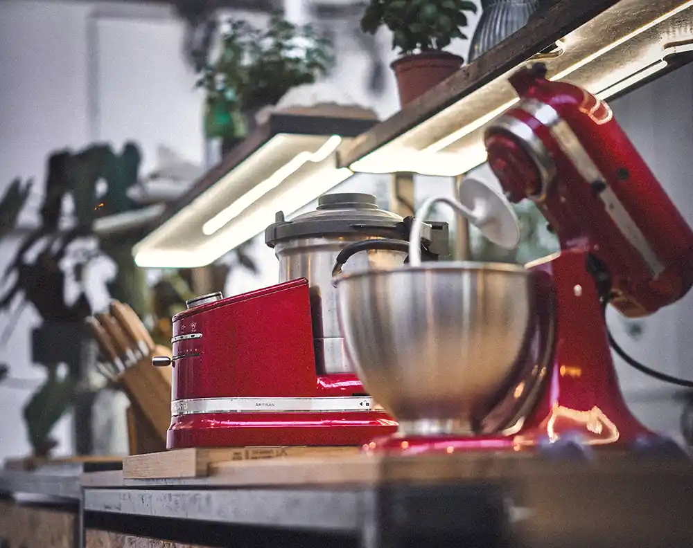 Matériel de cuisine professionnel au studio photo culinaire Cherrystone à Lyon : robot pâtissier rouge et équipement de préparation