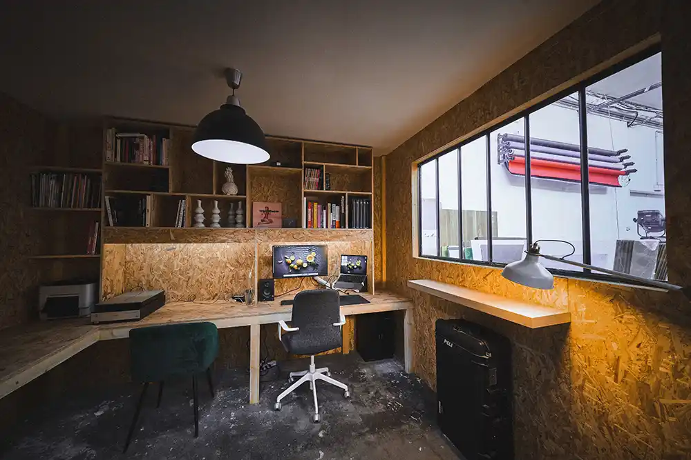 cherrystone-studio-photo-video-culinaire-lyon-bureau Vue grand angle du studio culinaire Cherrystone à Lyon, espace de 150 m² dédié à la photographie et vidéo gastronomique professionnelle.