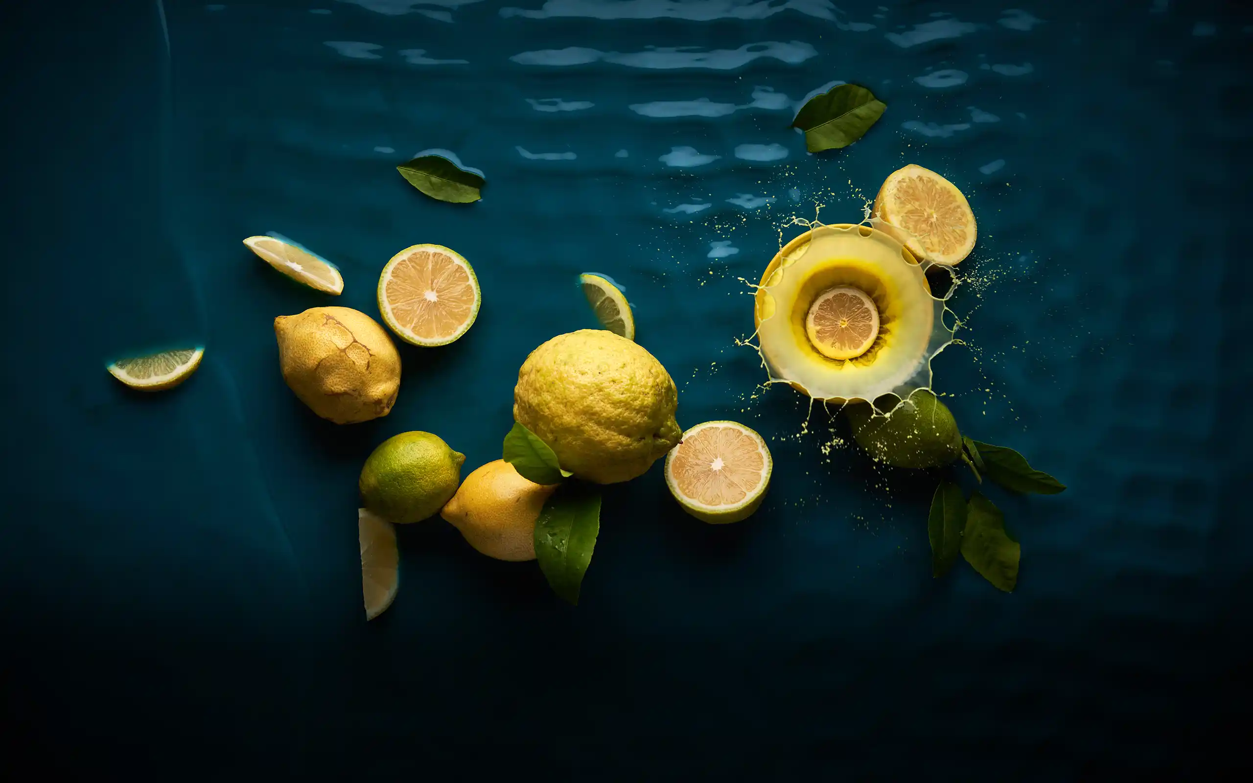 Photographie culinaire de citrons dans une eau bleue, studio Cherrystone à Lyon.