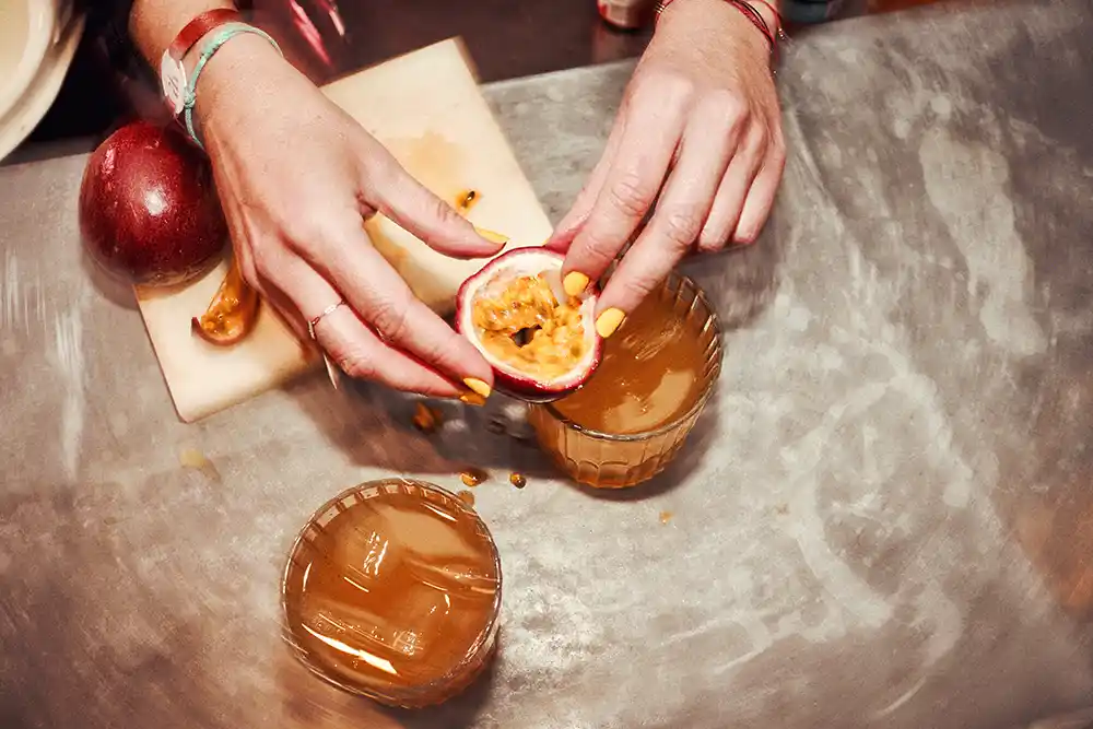 Préparation d'un cocktail au fruit de la passion à base de Clairette de Die Jaillance