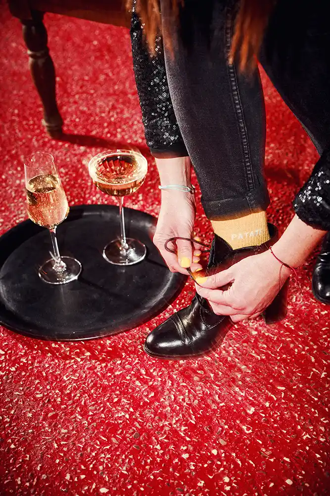 Ambiance de fête avec coupes et flûtes de Clairette de Die Jaillance sur tapis rouge
