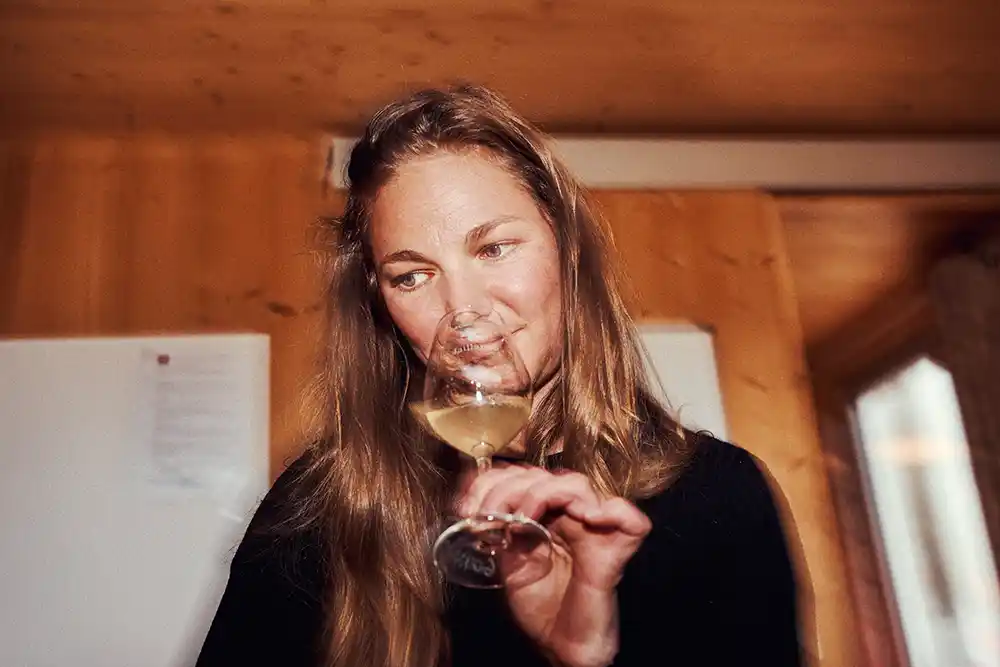 Portrait d'une vigneronne dégustant un verre de Clairette de Die chez Jaillance