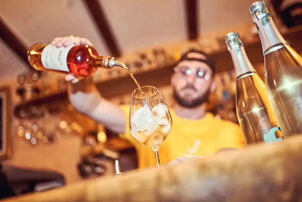 Service au bar d'une Clairette de Die Jaillance versée sur glaçons