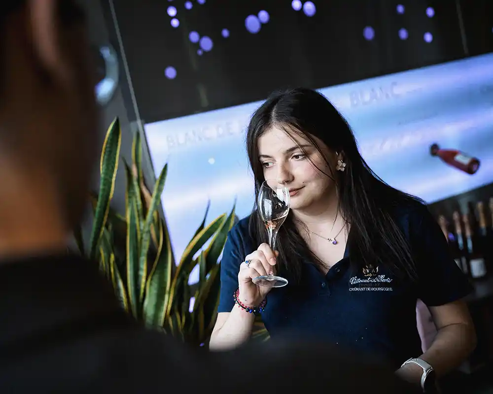 Dégustation d'un crémant de Bourgogne rosé au caveau Vitteaut-Alberti, analyse sensorielle