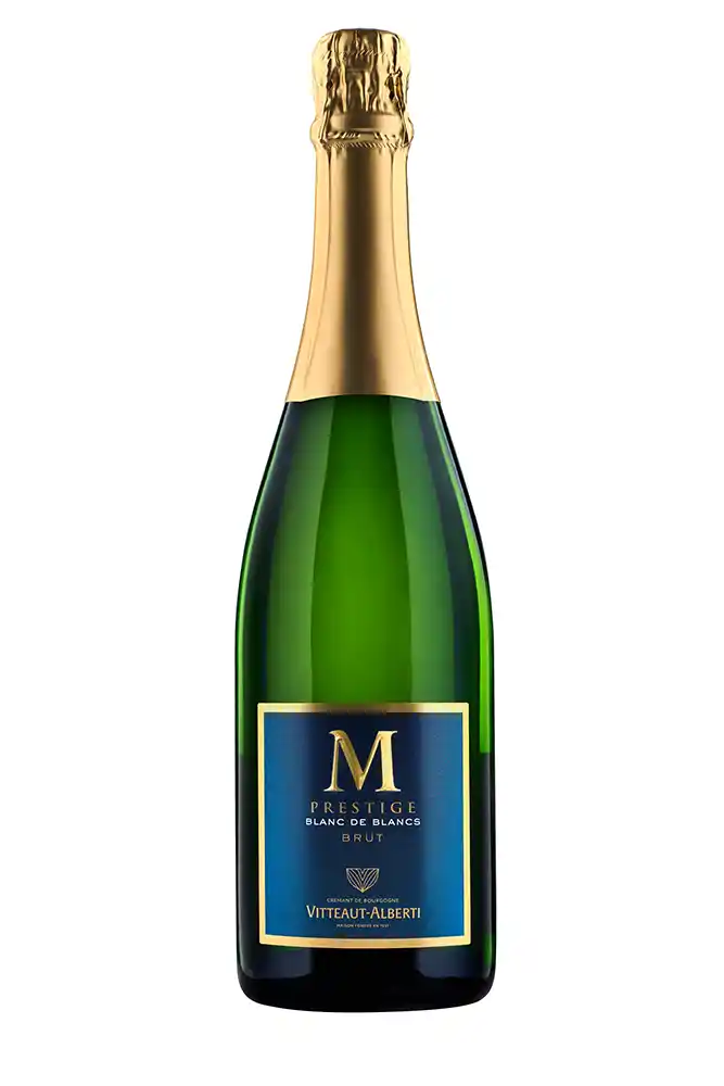 Packshot studio d'une bouteille de crémant de Bourgogne M Prestige Blanc de Blancs Brut Vitteaut-Alberti sur fond blanc