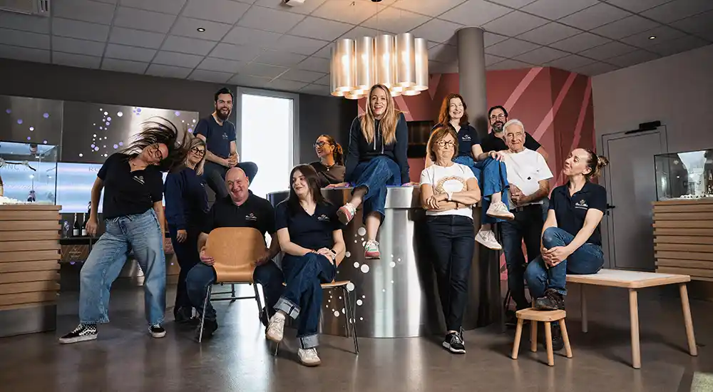 Photo de groupe de l'équipe Vitteaut-Alberti au caveau, portrait d'entreprise, crémant de Bourgogne