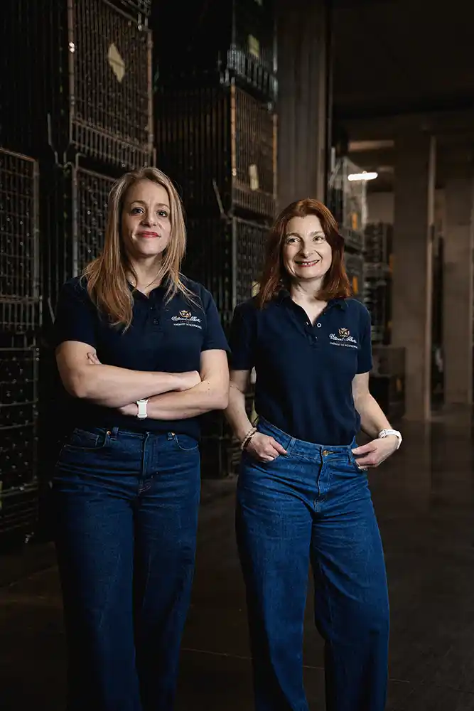 Portrait de deux membres de l'équipe Vitteaut-Alberti en cave, crémant de Bourgogne
