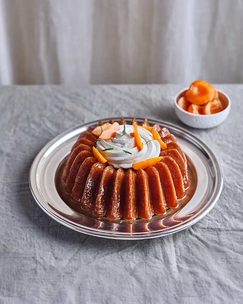 Baba glacé aux abricots et chantilly du chef Benoît Charvet sur plat argenté, photographie culinaire éditions Bocuse, photographe Lyon
