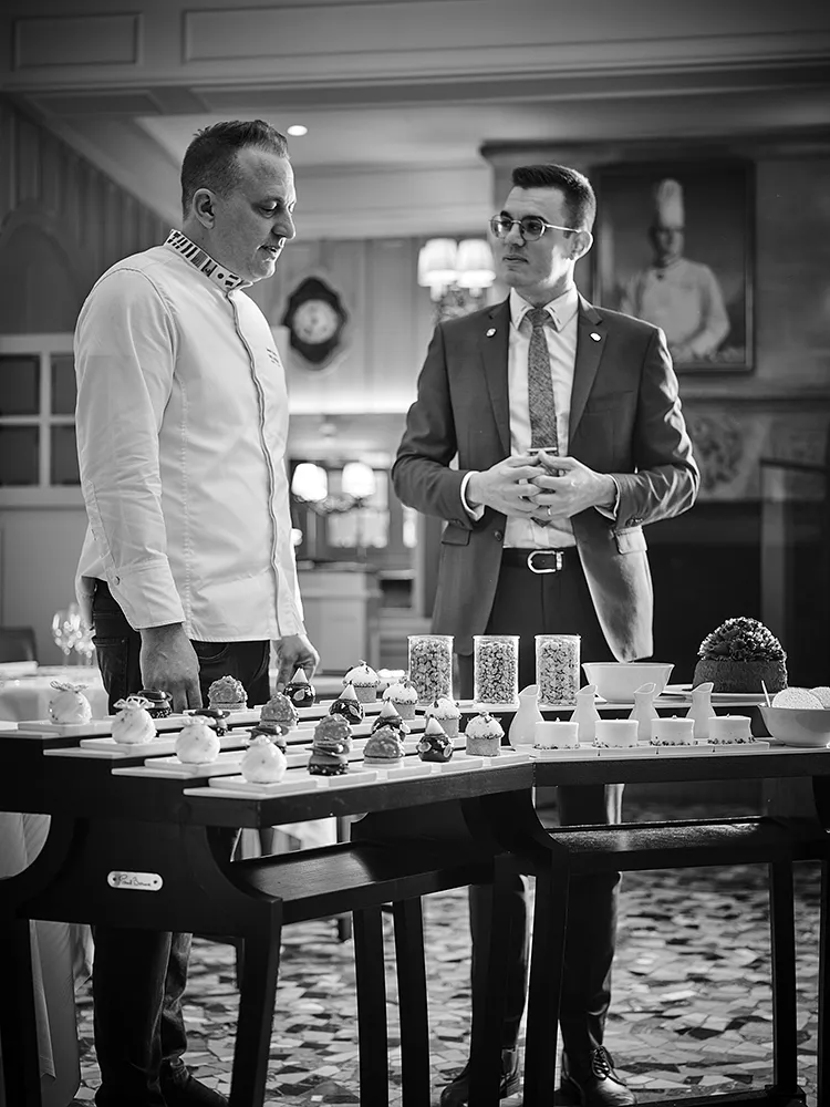 Le chef pâtissier Benoît Charvet et le directeur de salle devant le chariot de desserts du restaurant Paul Bocuse, reportage photographe culinaire Lyon