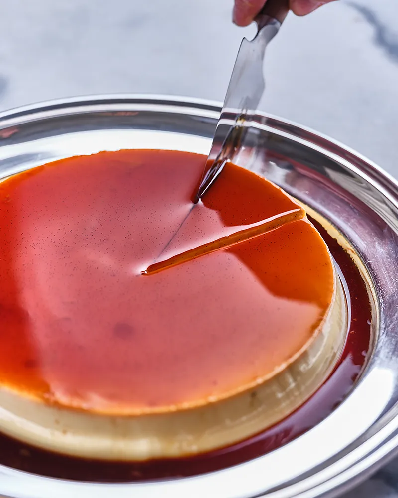 Flan au chocolat nappé de caramel du chef Benoît Charvet sur plat argenté, photographie culinaire éditions Bocuse, photographe Lyon