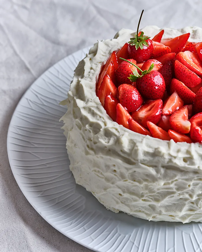 Fraisier aux fraises entières du chef Benoît Charvet, photographié en studio nomade pour les éditions Bocuse, photographe pâtisserie Lyon