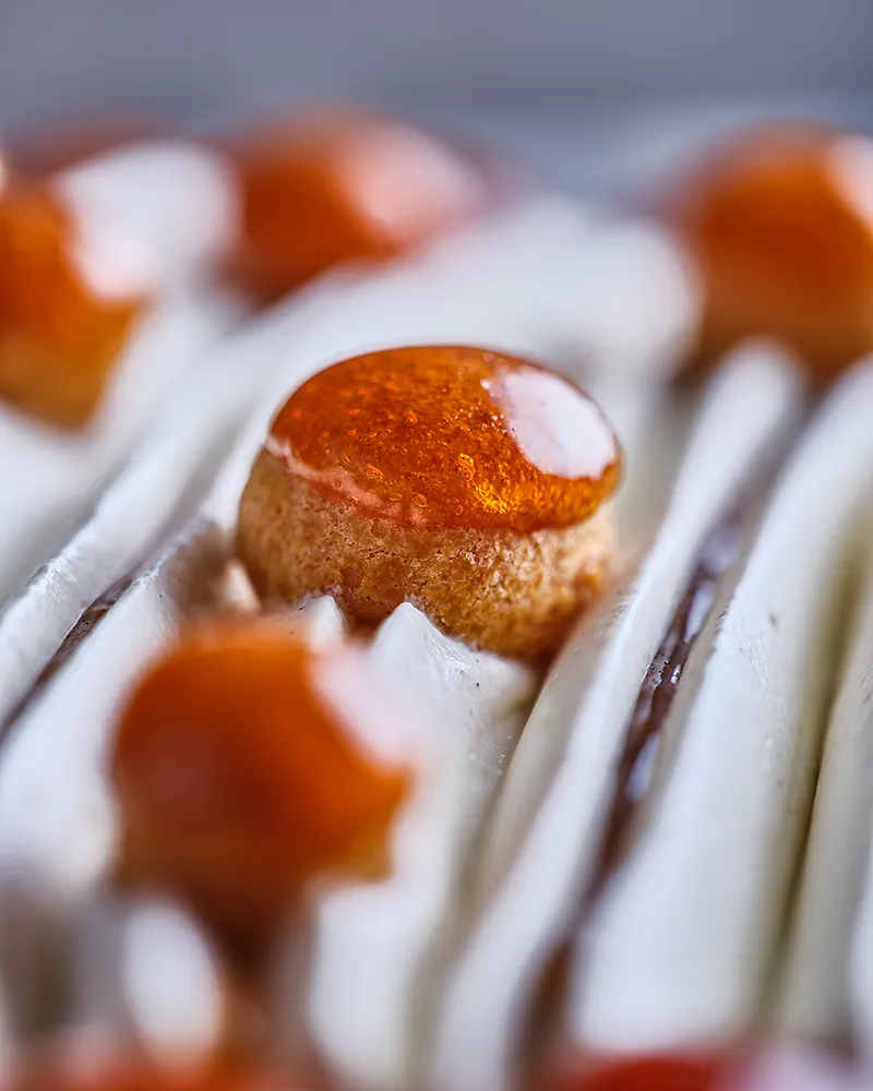Macrophotographie d'un chou caramélisé sur un entremets du chef Benoît Charvet, gros plan matière, photographe culinaire Lyon