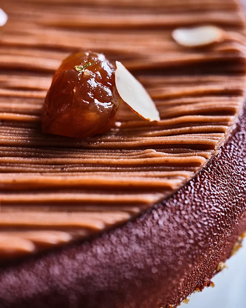 Macrophotographie d'un entremets chocolat au marron glacé et amande du chef Benoît Charvet, gros plan texture, photographe culinaire Lyon