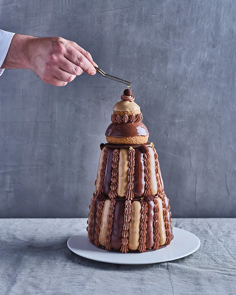Croquembouche du chef pâtissier Benoît Charvet, photographié dans les cuisines de Paul Bocuse.