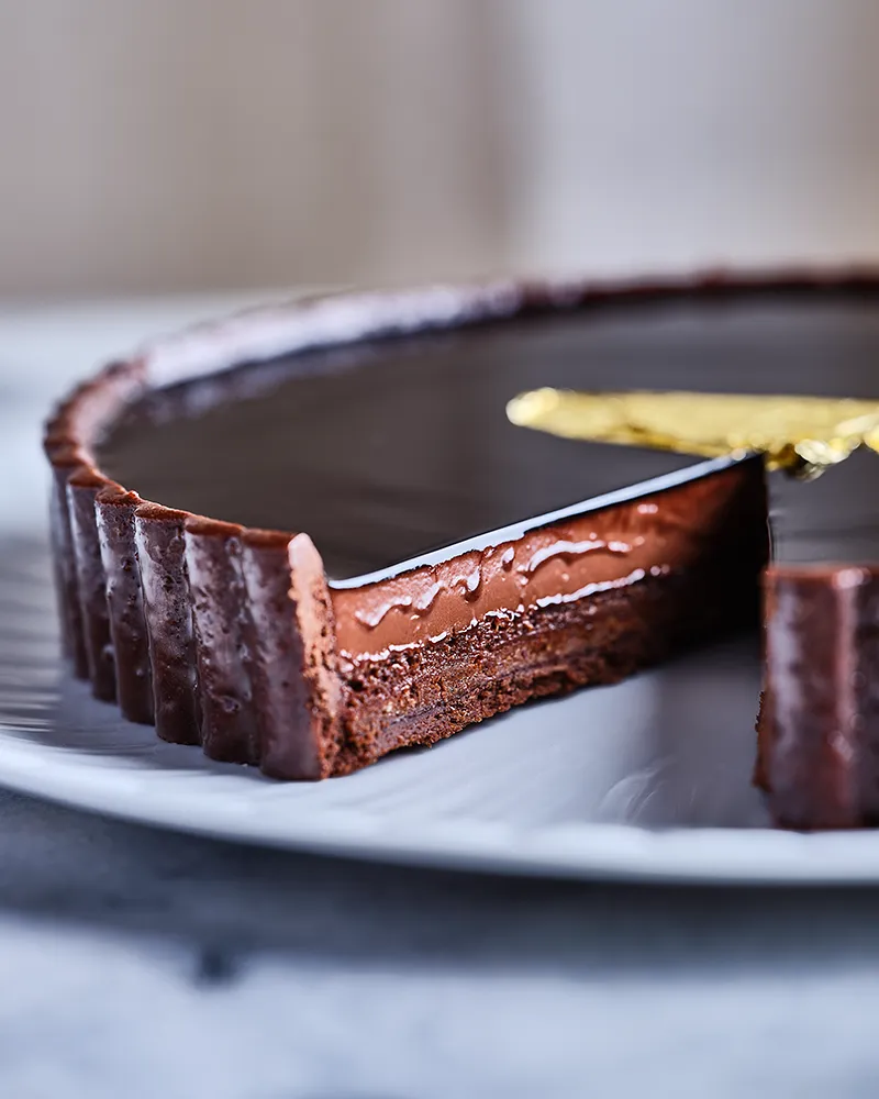 Tarte au chocolat glacée avec feuille d'or du chef Benoît Charvet, photographie culinaire éditions Bocuse, photographe Lyon