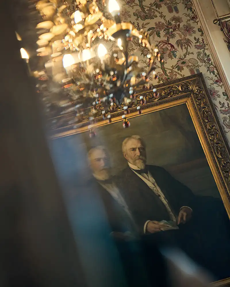 Portrait ancien de la famille Cottin et lustre à pampilles dans le château du Vivier, restaurant Saisons, photographe culinaire Lyon