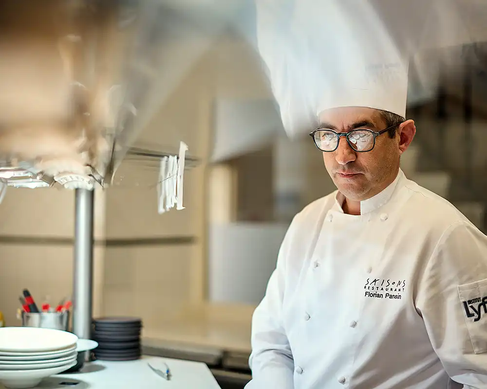 Portrait du chef étoilé Florian Pansin en cuisine du restaurant Saisons, Institut Lyfe, photographe culinaire Lyon